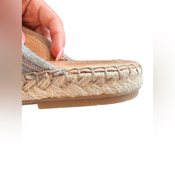 Born Espadrilles Sandals Women's 10M
Pretty soft neutral striped canvas comfort - Picture 3 of 10
